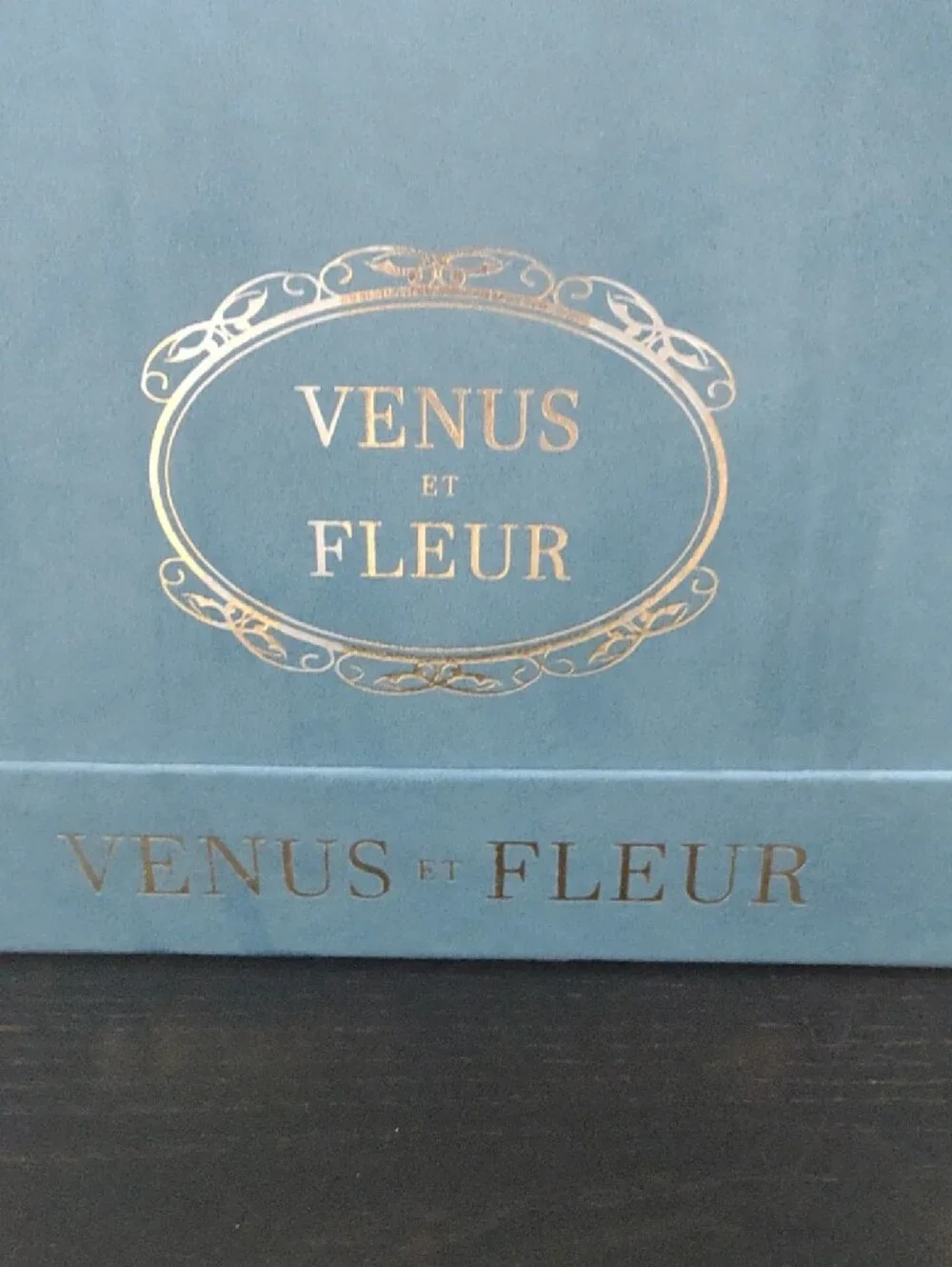 Venus et Fleur White Roses in Blue Velvet Box